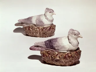 Paar Staffordshire Keramiktöpfe in Form von Tauben, ca. 1790